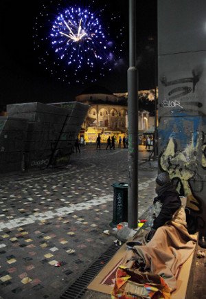 Οι άστεγοι της Αθήνας ξαπλωμένοι, σκεπασμένοι με κουβέρτες στο πεζοδρόμιο κάτω από τα πυροτεχνήματα της Πρωτοχρονιάς [εικόνες] | iefimerida.gr 0