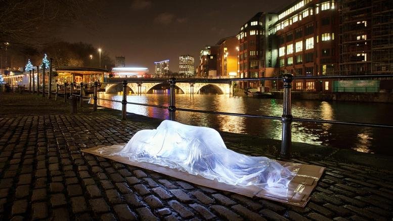 «Μην αγνοείς τον άστεγο δίπλα σου» -Ενα συγκλονιστικό γλυπτό αφυπνίζει [εικόνες] | iefimerida.gr 0