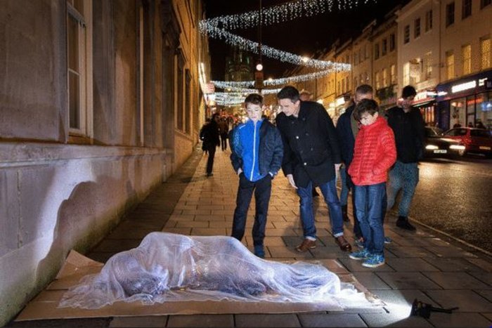 «Μην αγνοείς τον άστεγο δίπλα σου» -Ενα συγκλονιστικό γλυπτό αφυπνίζει [εικόνες] | iefimerida.gr 1