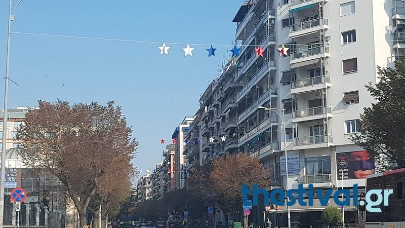 Γέμισε η Θεσσαλονίκη με κόκκινα-μπλε αστέρια προς τιμήν των ΗΠΑ -Ο συμβολισμός [εικόνες] | iefimerida.gr 5