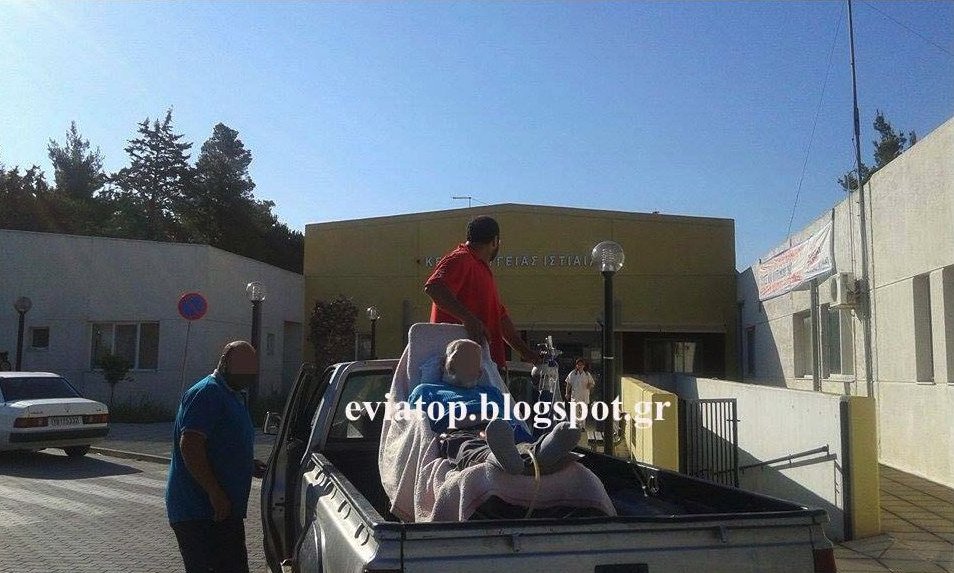 Εικόνα ντροπής: Μετέφεραν ασθενή στο Κέντρο Υγείας επάνω στην καρότσα αγροτικού | iefimerida.gr 0