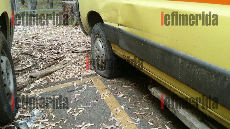 Σαπίζουν περιμένοντας τα ανταλλακτικά: Παροπλισμένα πάνω από 50 ασθενοφόρα του ΕΚΑΒ στην Αττική -Απίστευτες εικόνες  | iefimerida.gr 13