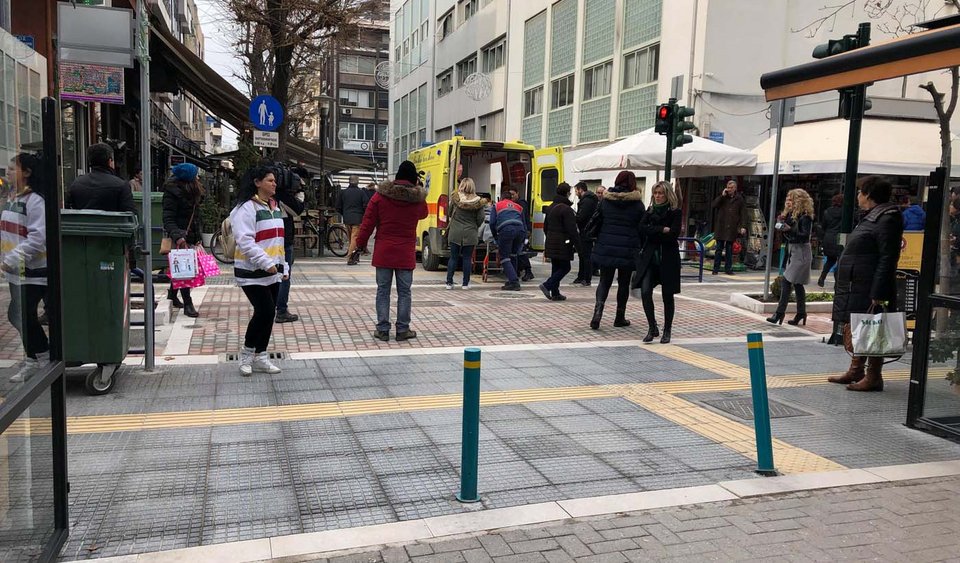 Λάρισα: Μπάρες σε πεζόδρομο εμπόδισαν ασθενοφόρο να φθάσει στο σπίτι ασθενή | iefimerida.gr 0