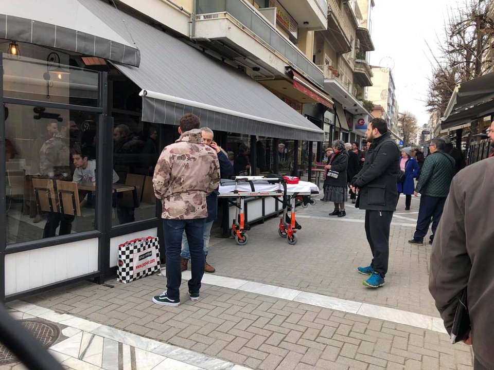 Λάρισα: Μπάρες σε πεζόδρομο εμπόδισαν ασθενοφόρο να φθάσει στο σπίτι ασθενή | iefimerida.gr 1