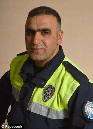 Τουρκία: Αυτός είναι ο ήρωας αστυνομικός που απέτρεψε νέο μακελειό στη Σμύρνη [εικόνες & βίντεο] | iefimerida.gr 1