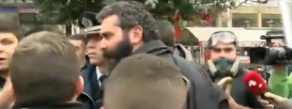 Οι αγρότες έβγαλαν το πηλήκιο από αστυνομικό -Είναι ο ίδιος στον οποίο είχε επιτεθεί φραστικά η Ζωή [εικόνες] | iefimerida.gr 0