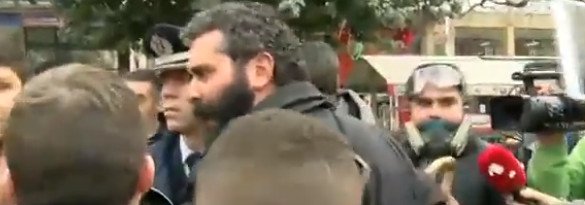 Οι αγρότες έβγαλαν το πηλήκιο από αστυνομικό -Είναι ο ίδιος στον οποίο είχε επιτεθεί φραστικά η Ζωή [εικόνες] | iefimerida.gr 1