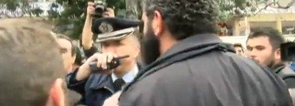 Οι αγρότες έβγαλαν το πηλήκιο από αστυνομικό -Είναι ο ίδιος στον οποίο είχε επιτεθεί φραστικά η Ζωή [εικόνες] | iefimerida.gr 2