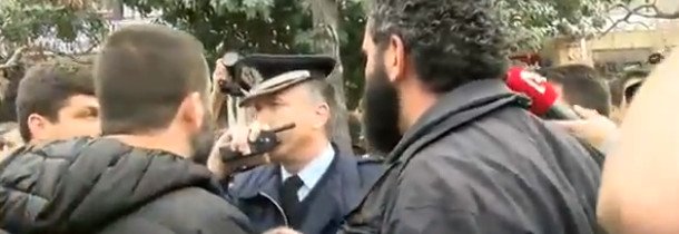 Οι αγρότες έβγαλαν το πηλήκιο από αστυνομικό -Είναι ο ίδιος στον οποίο είχε επιτεθεί φραστικά η Ζωή [εικόνες] | iefimerida.gr 3