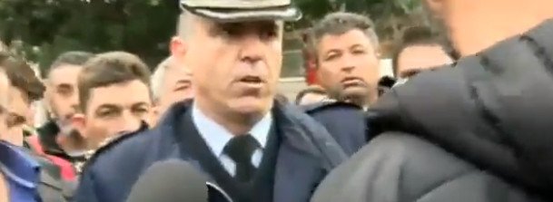 Οι αγρότες έβγαλαν το πηλήκιο από αστυνομικό -Είναι ο ίδιος στον οποίο είχε επιτεθεί φραστικά η Ζωή [εικόνες] | iefimerida.gr 4