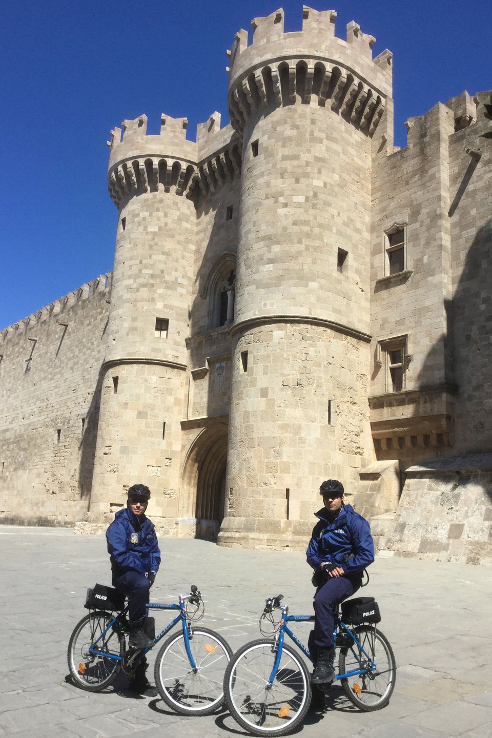Διαφορετικές εικόνες: Με ποδήλατα οι αστυνομικές περιπολίες στη Μεσαιωνική πόλη της Ρόδου [βίντεο] | iefimerida.gr 0