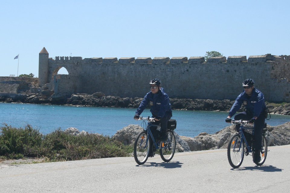 Διαφορετικές εικόνες: Με ποδήλατα οι αστυνομικές περιπολίες στη Μεσαιωνική πόλη της Ρόδου [βίντεο] | iefimerida.gr 1