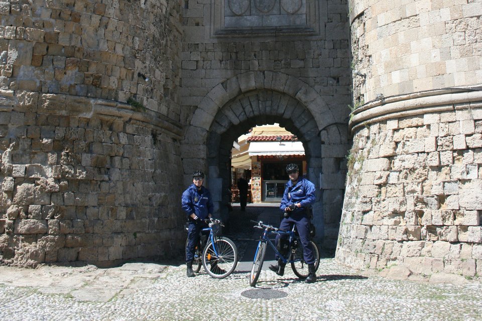 Διαφορετικές εικόνες: Με ποδήλατα οι αστυνομικές περιπολίες στη Μεσαιωνική πόλη της Ρόδου [βίντεο] | iefimerida.gr 2