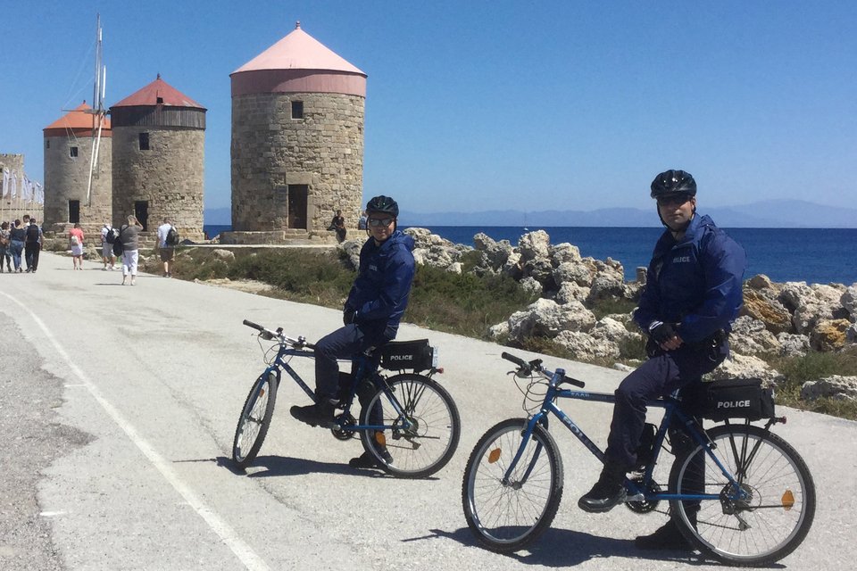 Διαφορετικές εικόνες: Με ποδήλατα οι αστυνομικές περιπολίες στη Μεσαιωνική πόλη της Ρόδου [βίντεο] | iefimerida.gr 3