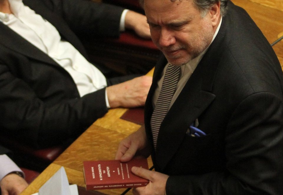 «Η χρησιμότητα του άχρηστου»: Με αυτό το βιβλίο μπήκε ο Κατρούγκαλος στη Βούλη [εικόνες] | iefimerida.gr 0