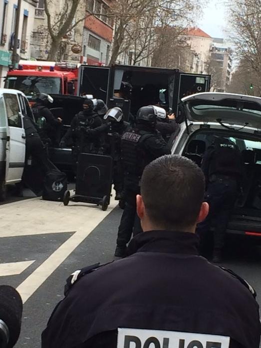 Συναγερμός στη Γαλλία: Αστυνομικές δυνάμεις ετοιμάζονται να κάνουν ντου σε κτίριο στο Νότιο Παρίσι | iefimerida.gr 0