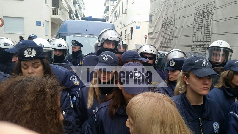 Η ΕΛ.ΑΣ. έβαλε γυναίκες αστυνομικούς στην πρώτη γραμμή της πορείας για να μπλοκάρουν τους διαδηλωτές [εικόνες] | iefimerida.gr 0