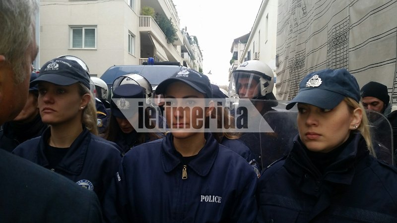 Η ΕΛ.ΑΣ. έβαλε γυναίκες αστυνομικούς στην πρώτη γραμμή της πορείας για να μπλοκάρουν τους διαδηλωτές [εικόνες] | iefimerida.gr 1