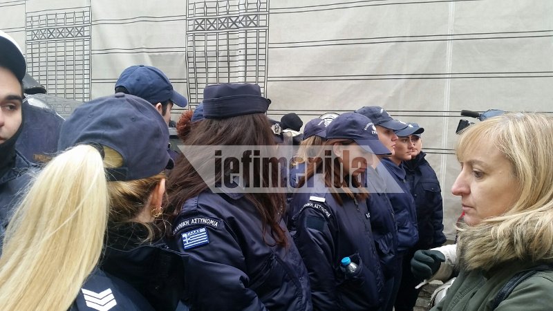 Η ΕΛ.ΑΣ. έβαλε γυναίκες αστυνομικούς στην πρώτη γραμμή της πορείας για να μπλοκάρουν τους διαδηλωτές [εικόνες] | iefimerida.gr 2