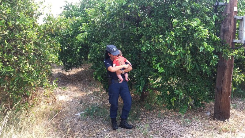 Viral: Αστυνομικός στο Ναύπλιο ηρεμεί με αγκαλιά μωρό, μετά από τροχαίο [βίντεο] | iefimerida.gr 2
