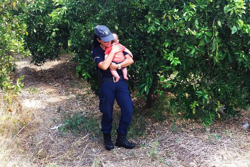 Viral: Αστυνομικός στο Ναύπλιο ηρεμεί με αγκαλιά μωρό, μετά από τροχαίο [βίντεο] | iefimerida.gr 1