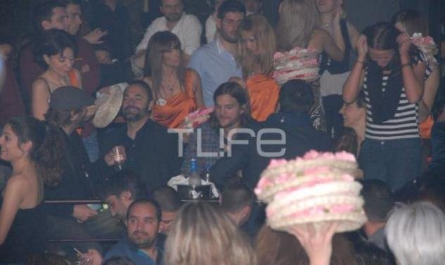 O Άστον Κούτσερ πήγε και στα μπουζούκια [εικόνες]  | iefimerida.gr 1