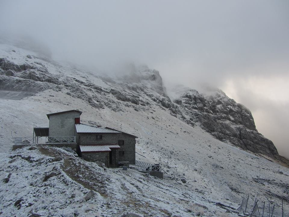 Ιωάννινα: Επεσαν τα πρώτα χιόνια -Λευκό το καταφύγιο της Αστράκας [εικόνες] | iefimerida.gr 2