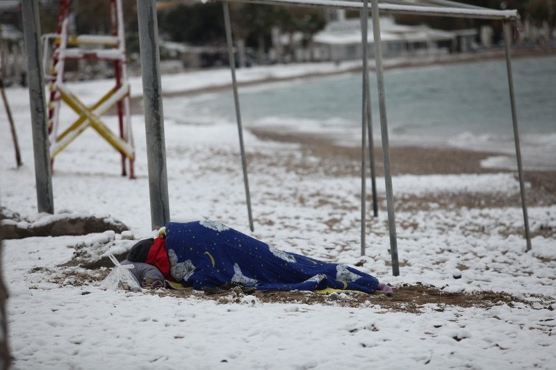 Θλίψη: Αστεγος κοιμάται στη χιονισμένη παραλία του Παλαιού Φαλήρου [εικόνες] | iefimerida.gr 1