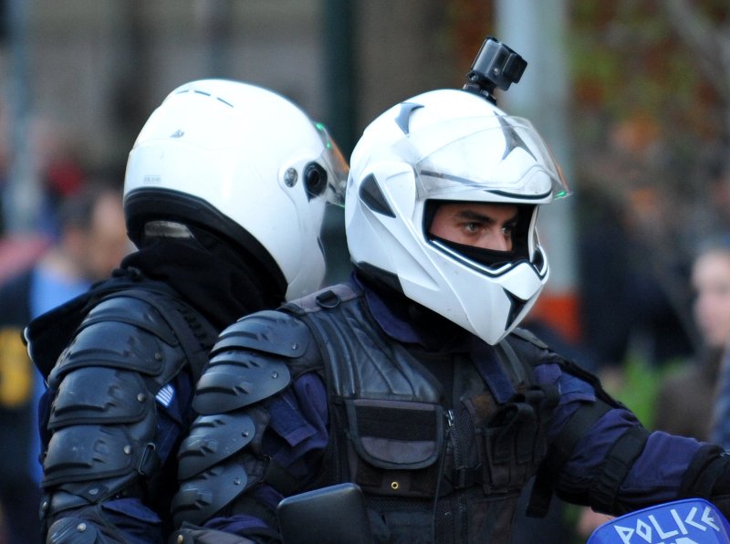 Αστυνομικός με κάμερα στο κράνος στη συγκέντρωση στα Προπύλαια [εικόνες & βίντεο] | iefimerida.gr 0