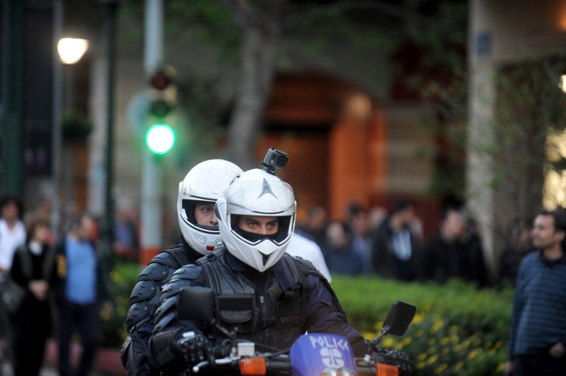 Αστυνομικός με κάμερα στο κράνος στη συγκέντρωση στα Προπύλαια [εικόνες & βίντεο] | iefimerida.gr 1