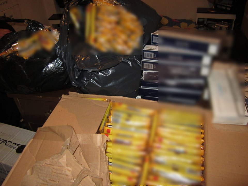 Σύλληψη με «άρωμα» γυναίκας για λαθραία τσιγάρα -Κατασχέθηκαν 18.000 πακέτα σε διαμέρισμα [εικόνες] | iefimerida.gr 0