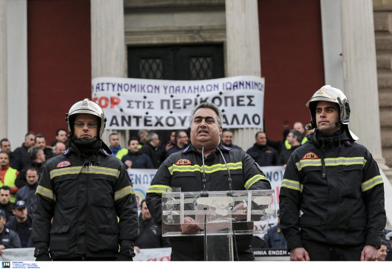 Γέμισε ένστολους η Αθήνα -«Σώζουμε ζωές, μην πνίγετε τις δικές μας» [εικόνες] | iefimerida.gr 0