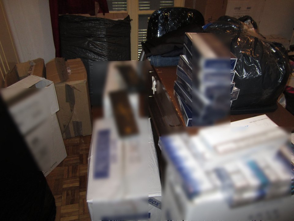 Σύλληψη με «άρωμα» γυναίκας για λαθραία τσιγάρα -Κατασχέθηκαν 18.000 πακέτα σε διαμέρισμα [εικόνες] | iefimerida.gr 1