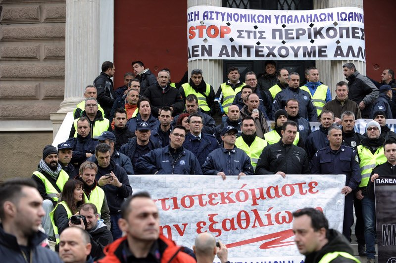 Γέμισε ένστολους η Αθήνα -«Σώζουμε ζωές, μην πνίγετε τις δικές μας» [εικόνες] | iefimerida.gr 4
