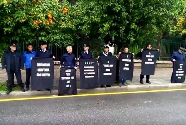 Διαμαρτυρία αστυνομικών έξω από το Μέγαρο Μαξίμου -Είχαν κρύψει τα πλακάτ κάτω από τις στολές τους [εικόνες & βίντεο] | iefimerida.gr 4