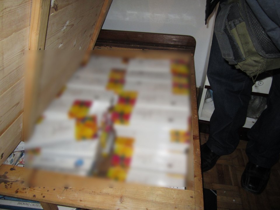 Σύλληψη με «άρωμα» γυναίκας για λαθραία τσιγάρα -Κατασχέθηκαν 18.000 πακέτα σε διαμέρισμα [εικόνες] | iefimerida.gr 2