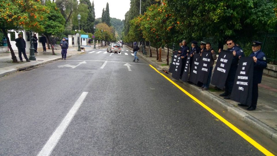 Διαμαρτυρία αστυνομικών έξω από το Μέγαρο Μαξίμου -Είχαν κρύψει τα πλακάτ κάτω από τις στολές τους [εικόνες & βίντεο] | iefimerida.gr 1