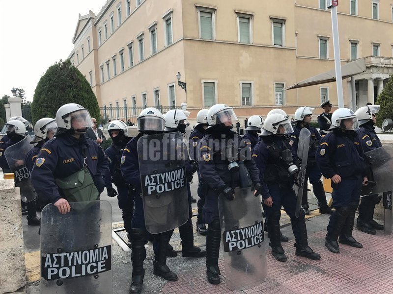 Πορείες στο κέντρο -Εκλεισαν οι δρόμοι, ρολά στο Δημόσιο | iefimerida.gr 6