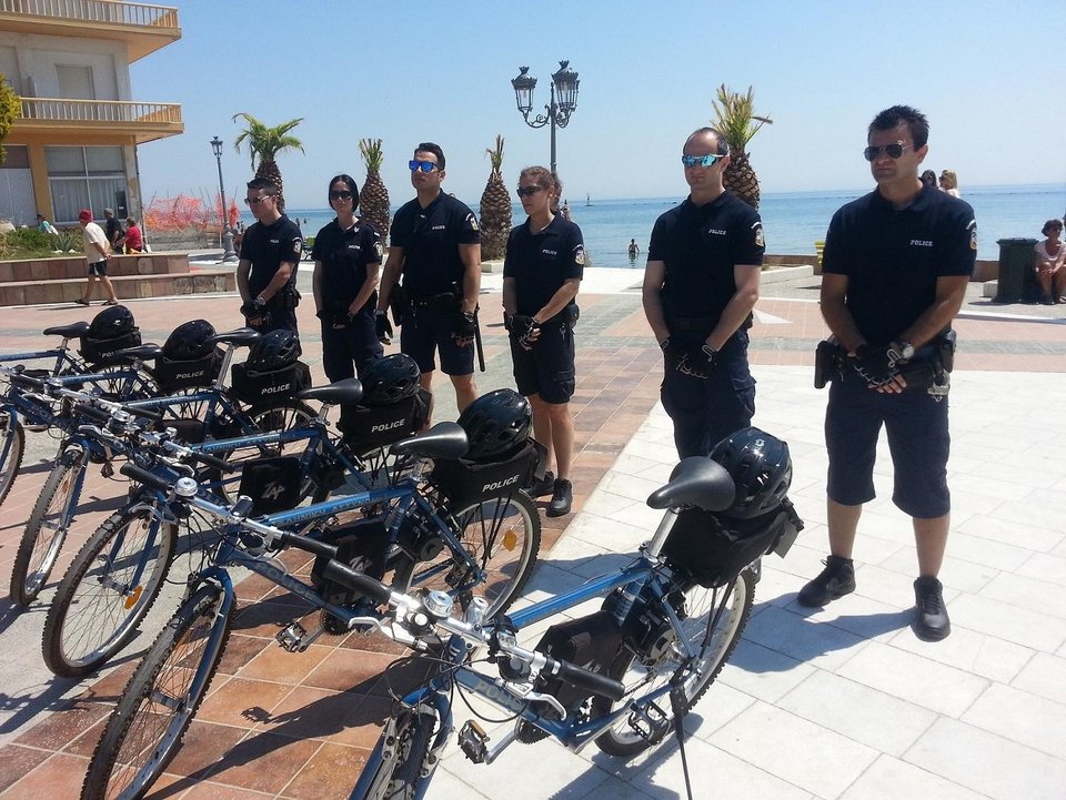 Με ηλεκτροκίνητα ποδήλατα και βερμούδες οι περιπολίες αστυνομικών στην Κατερίνη [εικόνα]  | iefimerida.gr 0