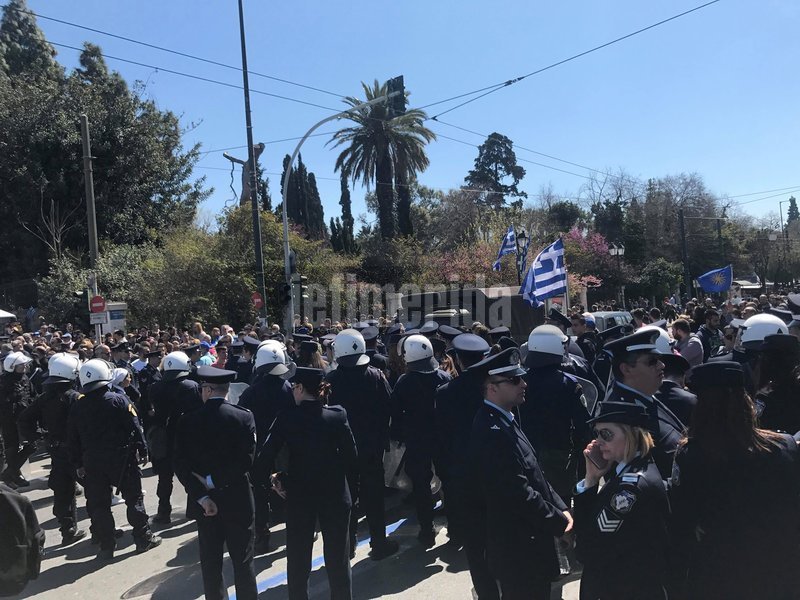 Συνθήματα για τη Μακεδονία από το συγκεντρωμένο πλήθος στην παρέλαση της Αθήνας [βίντεο] | iefimerida.gr 1