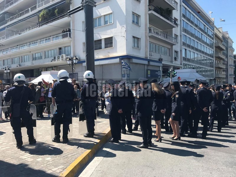 Συνθήματα για τη Μακεδονία από το συγκεντρωμένο πλήθος στην παρέλαση της Αθήνας [βίντεο] | iefimerida.gr 0