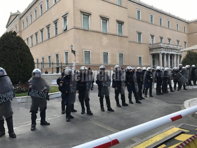 Στα Προπύλαια μυρίζει μπαρούτι -Συγκεντρώνονται αντιεξουσιαστές και κουκουλοφόροι [εικόνες] | iefimerida.gr 4