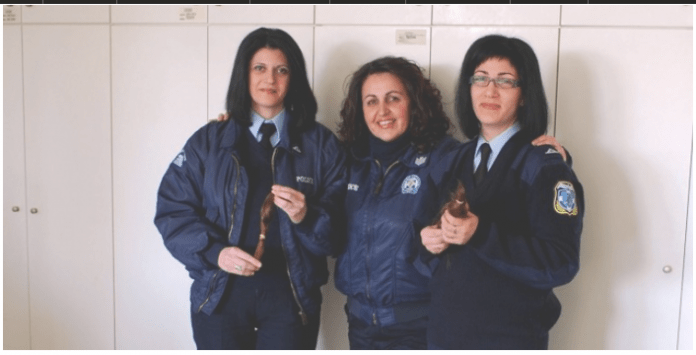 Αστυνομικίνες της Καρδίτσας χάρισαν τις κοτσίδες τους και έγιναν ηρωίδες στο Facebook | iefimerida.gr 0