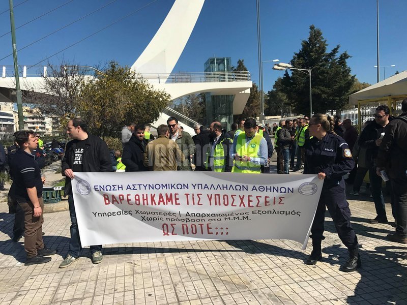 Οι αστυνομικοί έξω από το υπ. Προστασίας του Πολίτη -«Βαρεθήκαμε τις υποσχέσεις», φωνάζουν | iefimerida.gr 4