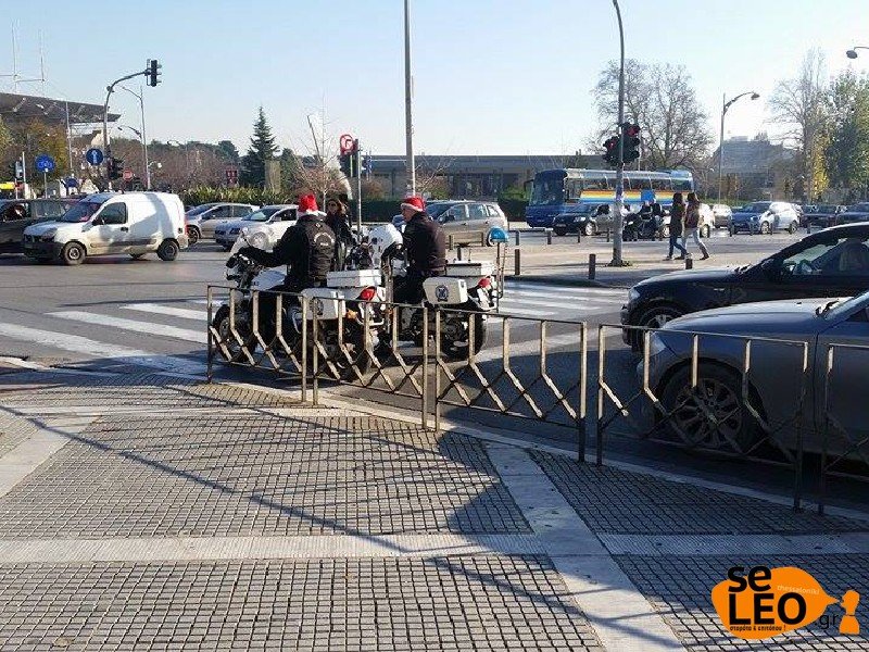 Απίστευτο: Αστυνομικοί στη Θεσσαλονίκη περιπολούσαν ντυμένοι Αγιοβασίληδες [εικόνες]  | iefimerida.gr 0