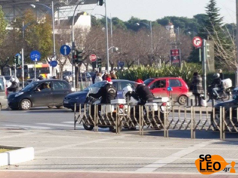 Απίστευτο: Αστυνομικοί στη Θεσσαλονίκη περιπολούσαν ντυμένοι Αγιοβασίληδες [εικόνες]  | iefimerida.gr 2