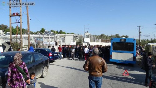 Διαμαρτυρία ενστόλων στην Μόρια -Λίγο προσωπικό για να καλύψει πολλές μονάδες [εικόνες] | iefimerida.gr 2