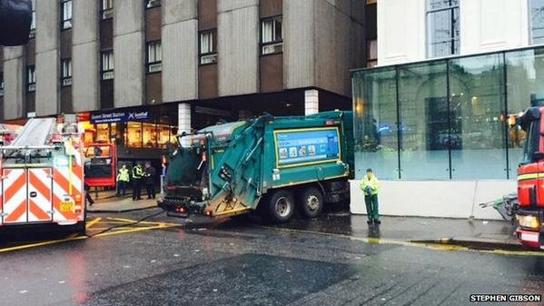 Τραγωδία στη Γλασκόβη: Απορριμματοφόρο παρέσυρε πεζούς- 6 νεκροί και 10 τραυματίες[εικόνες & βίντεο] | iefimerida.gr 0