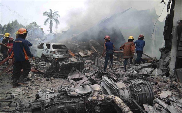 Συντριβή αεροσκάφους στην Ινδονησία– Περισσότεροι από 100 νεκροί [εικόνες&βίντεο] | iefimerida.gr 0