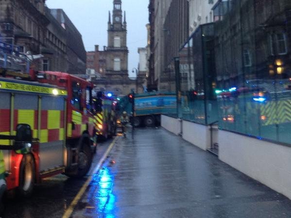 Τραγωδία στη Γλασκόβη: Απορριμματοφόρο παρέσυρε πεζούς- 6 νεκροί και 10 τραυματίες[εικόνες & βίντεο] | iefimerida.gr 1